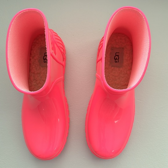 NEW! Ugg Rainboots size 9 Hot Pink - Picture 2 of 4